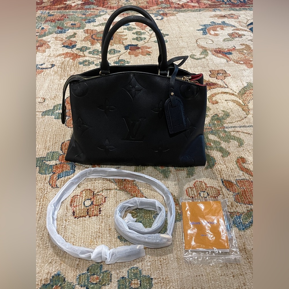 Stylish good quality well made pre-owned leather bag purse black,  made in China